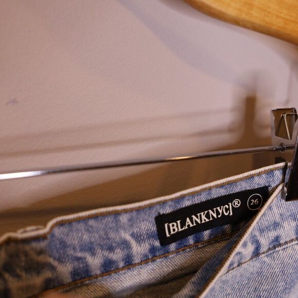 NWT Blank NYC High Rise Cut Off Denim Micro Shorts Sz 26 - Picture 4 of 6